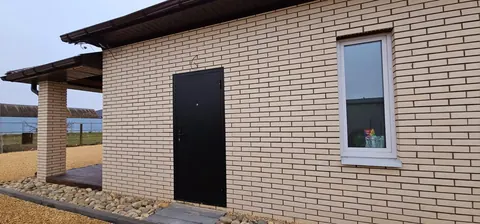 Торец дома с входной дверью