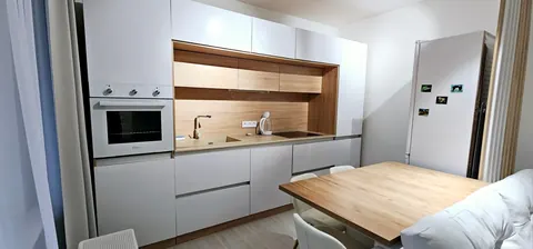 Кухонный гарнитур и обеденный стол