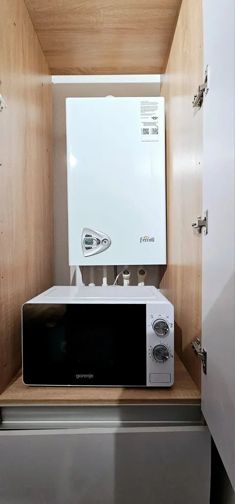 Газовый котёл и микроволновая печь в нише